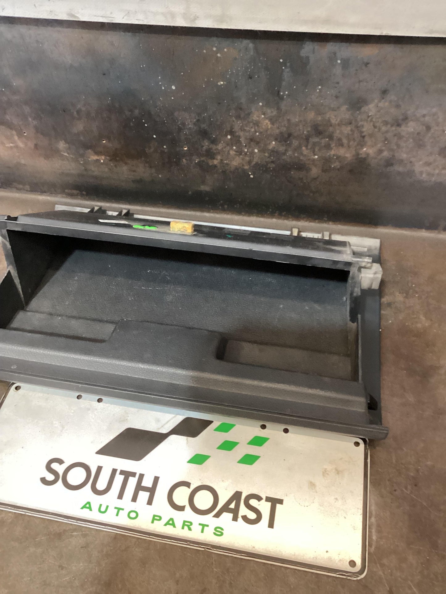Volkswagen Amarok   Glove Box