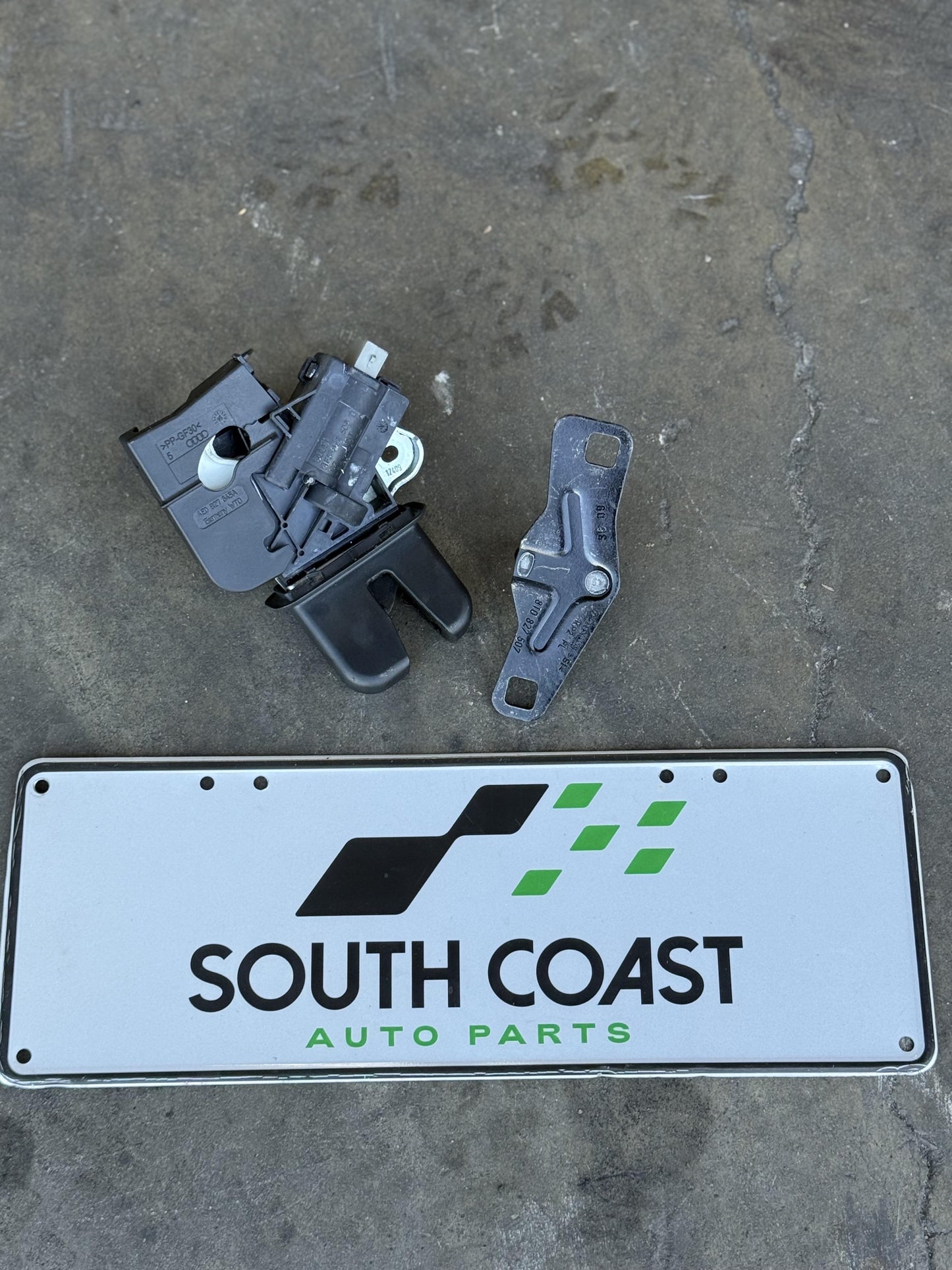 Audi A4 B8 WAUZZ8K9AA071441 Bootlid Lock Actuator 4F5827505D