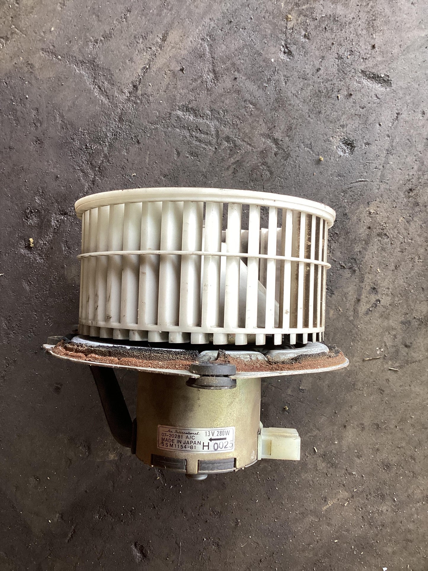 1990 - 1991 Holden Commodore VN  A/C Fan and Shroud Assembly SSM115481