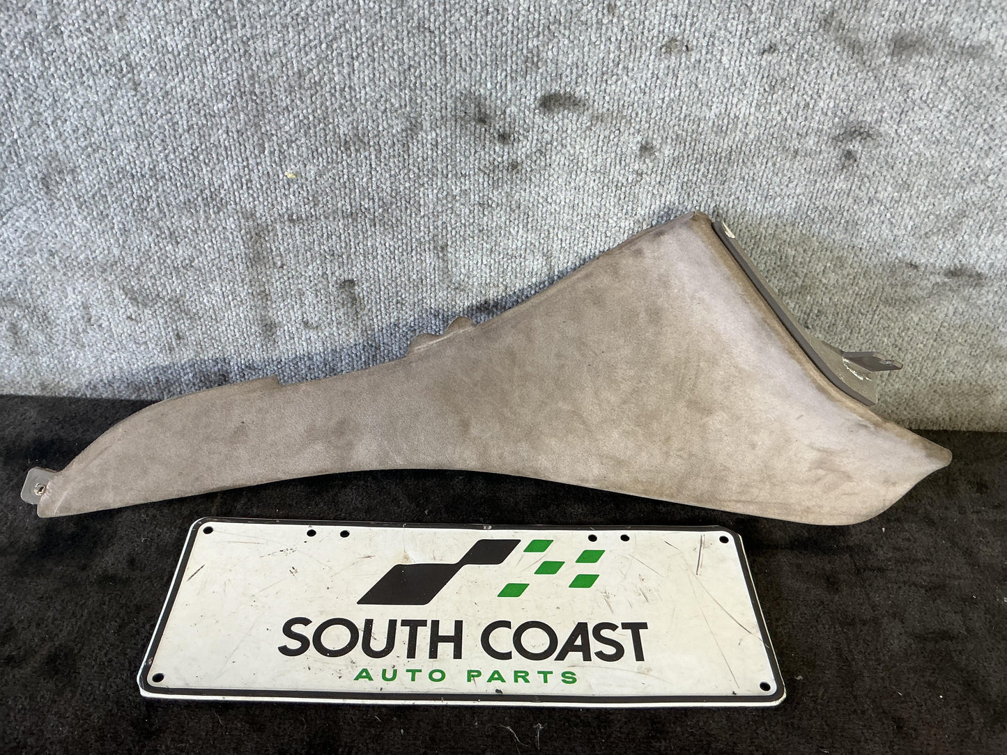 Holden Commodore VU 6H8VUK80F2L904753 Right Centre Console Side Trim 92131251