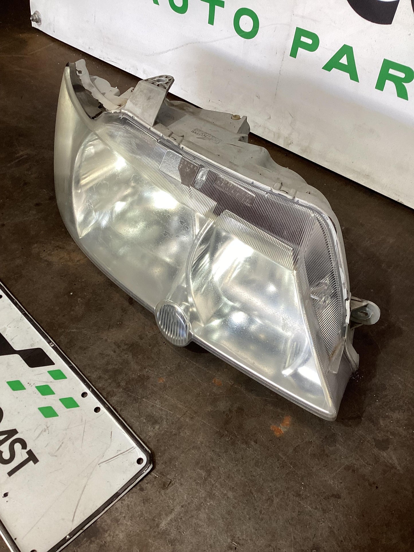 Holden Commodore VY  Right Headlight 92083410
