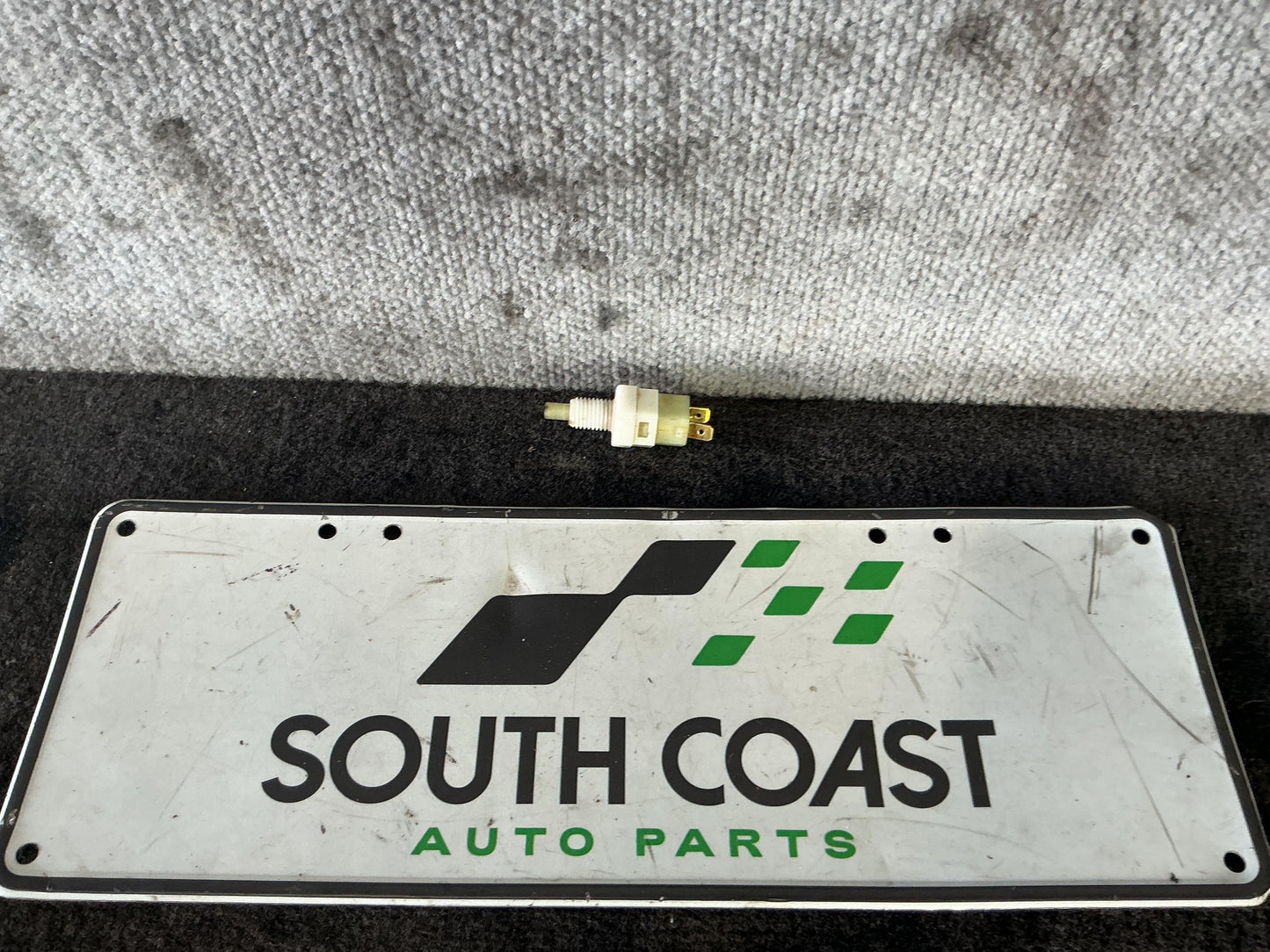 Holden Commodore VU 6H8VUK80F2L904753 Brake Light Switch 19292001