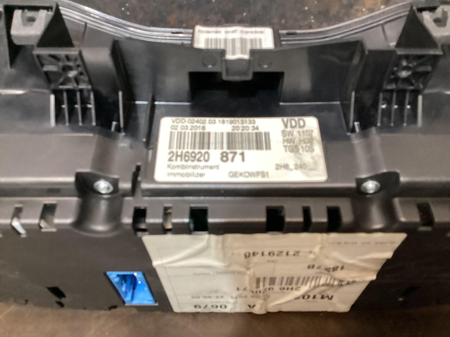 Volkswagen Amarok   Instrument Cluster 2H6920871