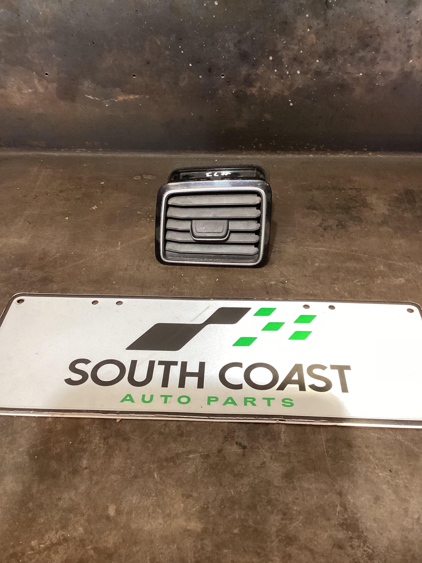 Volkswagen Amarok   A/C Vent Left