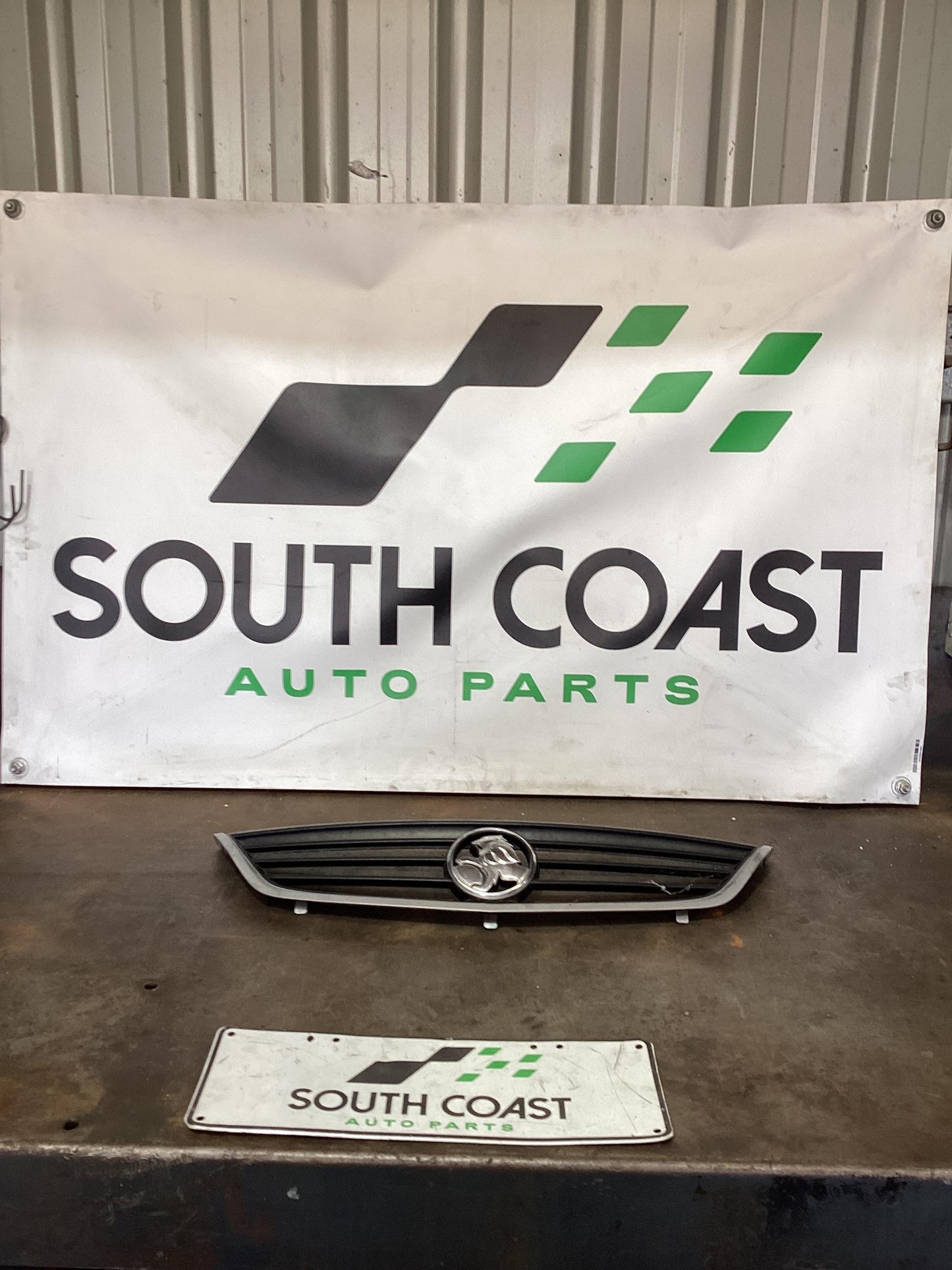 Holden Commodore VY  Grille Upper 92103885