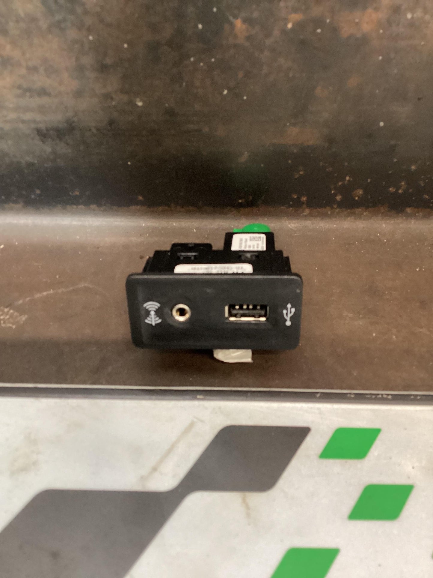 Volkswagen Amarok   Media Connection Socket 5H0035222