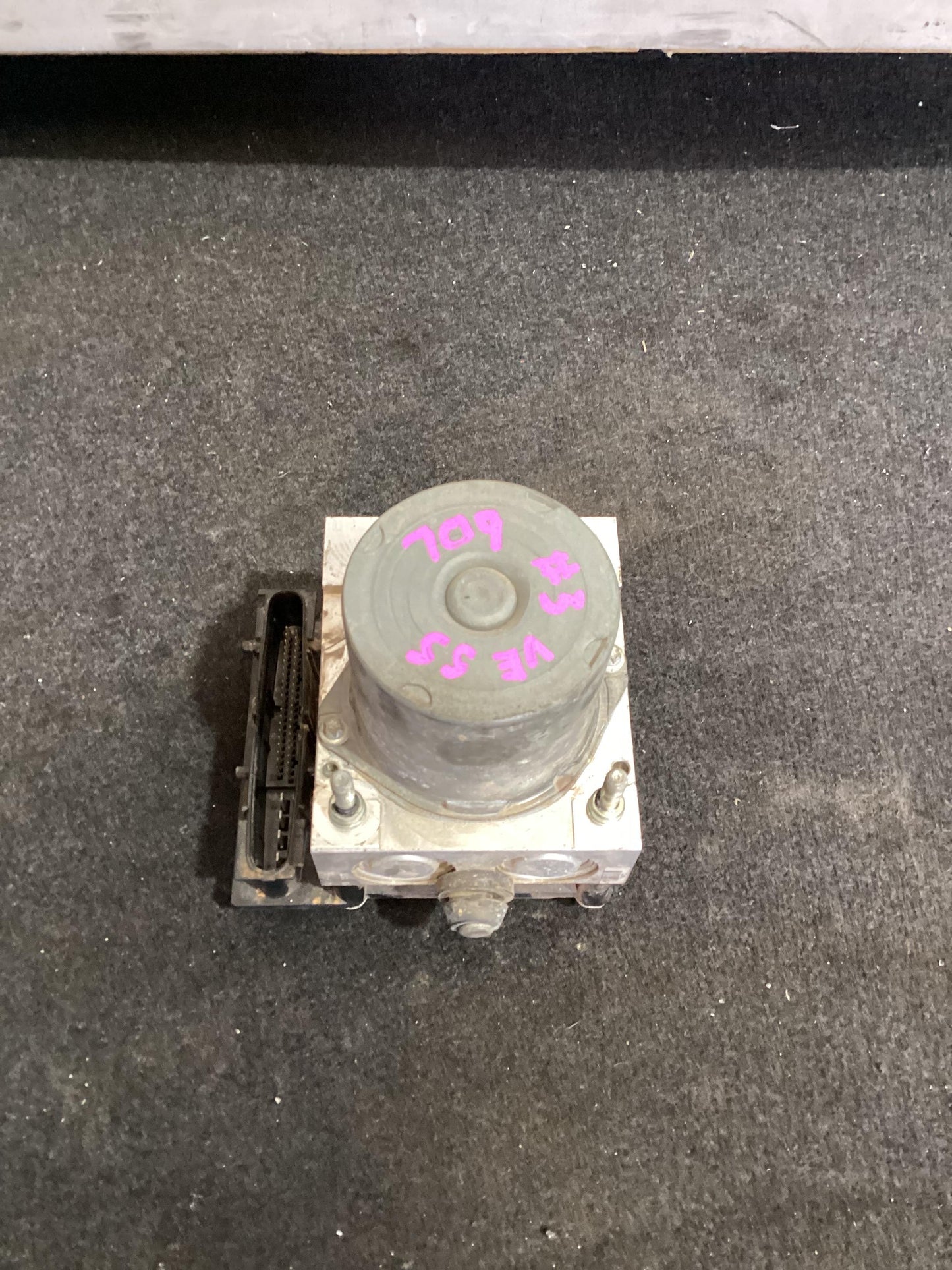 2006 - 2010 Holden Commodore VE  ABS Brake Module 92196709