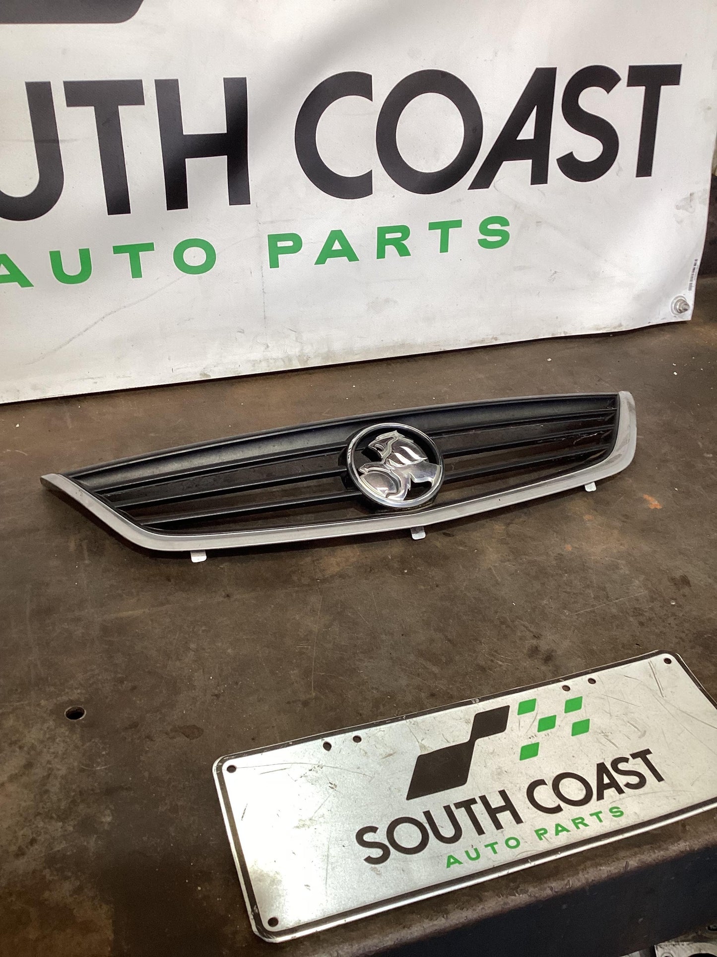 Holden Commodore VY  Grille Upper 92103885