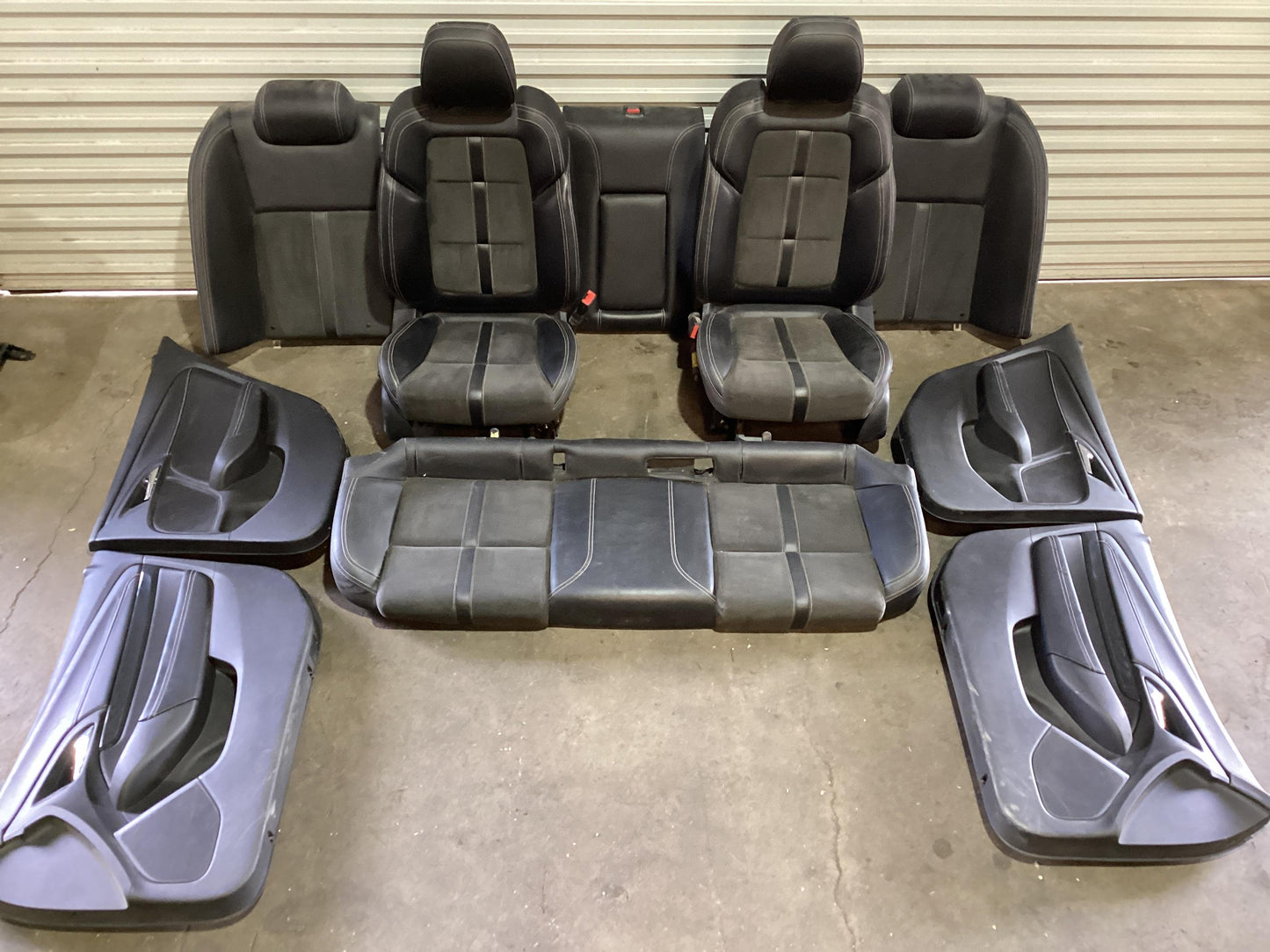 Holden Commodore VF  Seats Set VFSEDANSV6LEATHERCOMPLETEINTERIOR4XDOORTRIMSFRONTREARSEATS