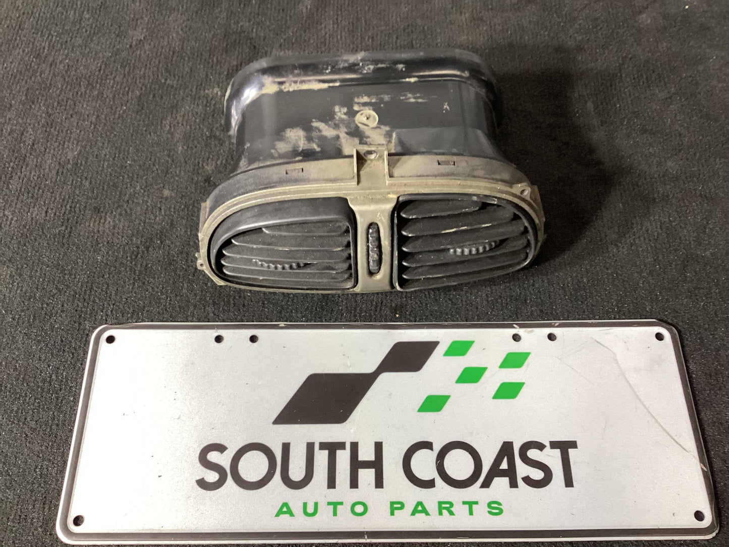 Holden Commodore VU  Dash Air Vent Centre 92047892