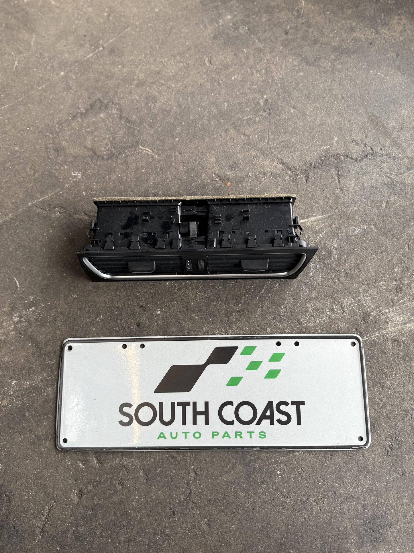Audi A4 B8 WAUZZ8K9AA071441 A/C Vent Centre 8T2820951B