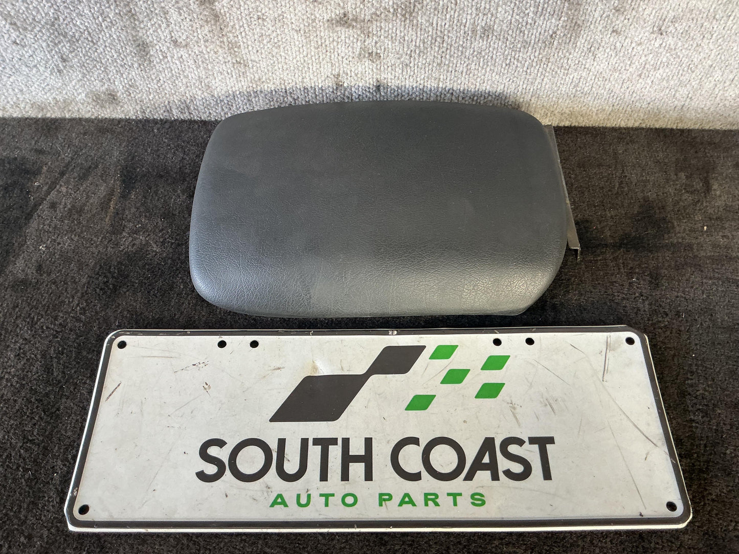 Holden Commodore VU 6H8VUK80F2L904753 Console Lid