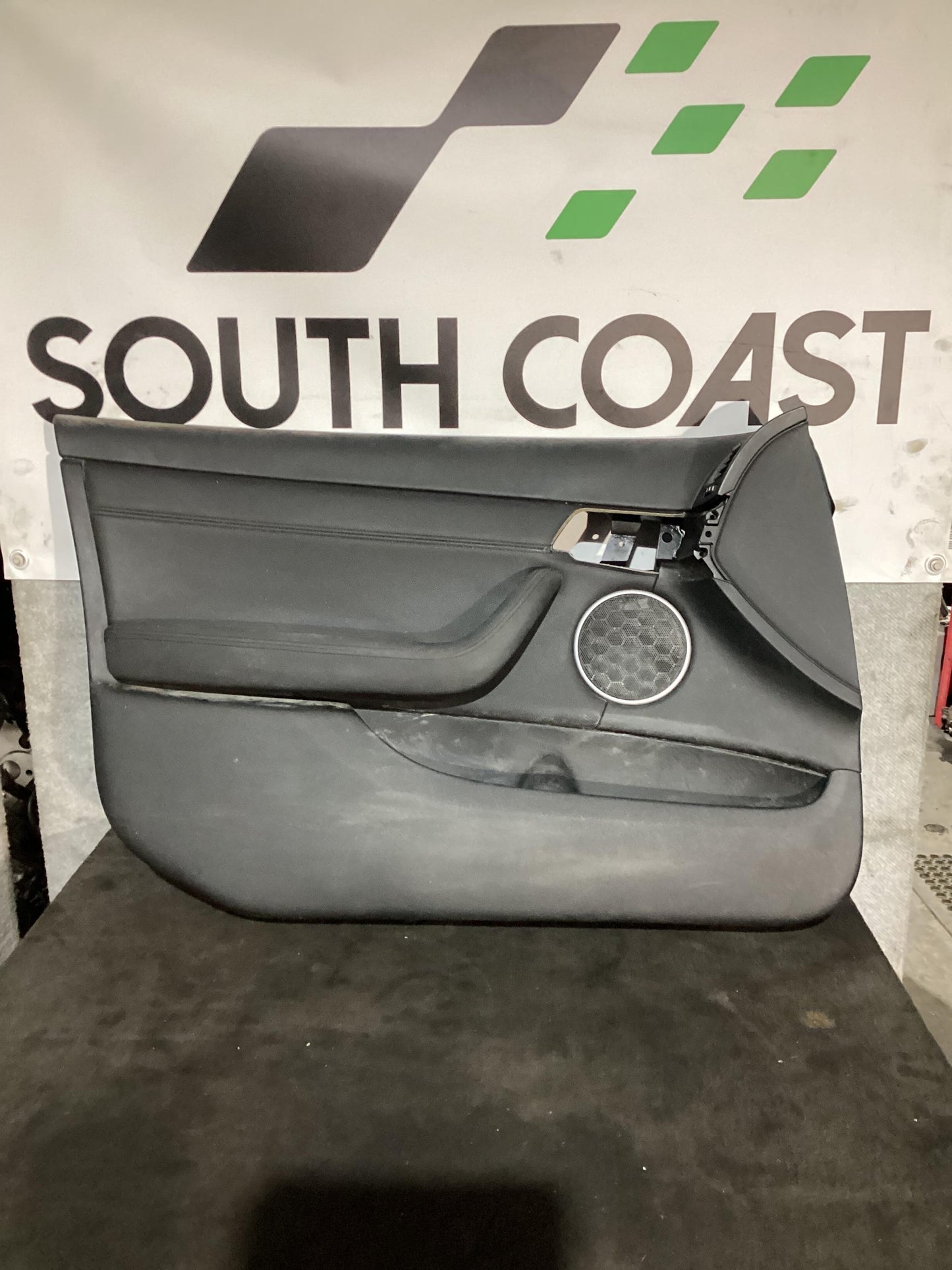 2006 - 2010 Holden Commodore VE  Left Front Door Trim 92171603