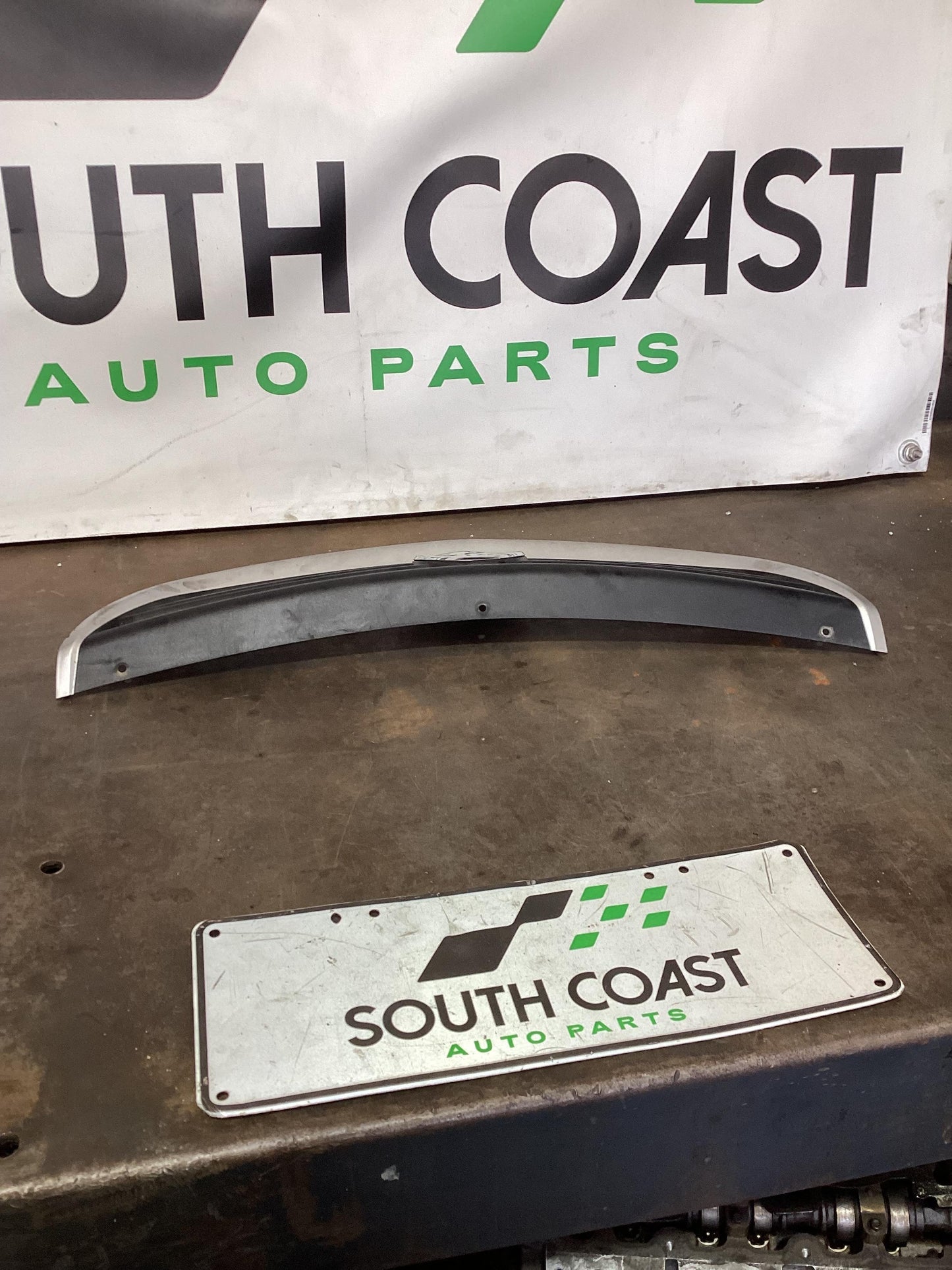 Holden Commodore VY  Grille Upper 92103885