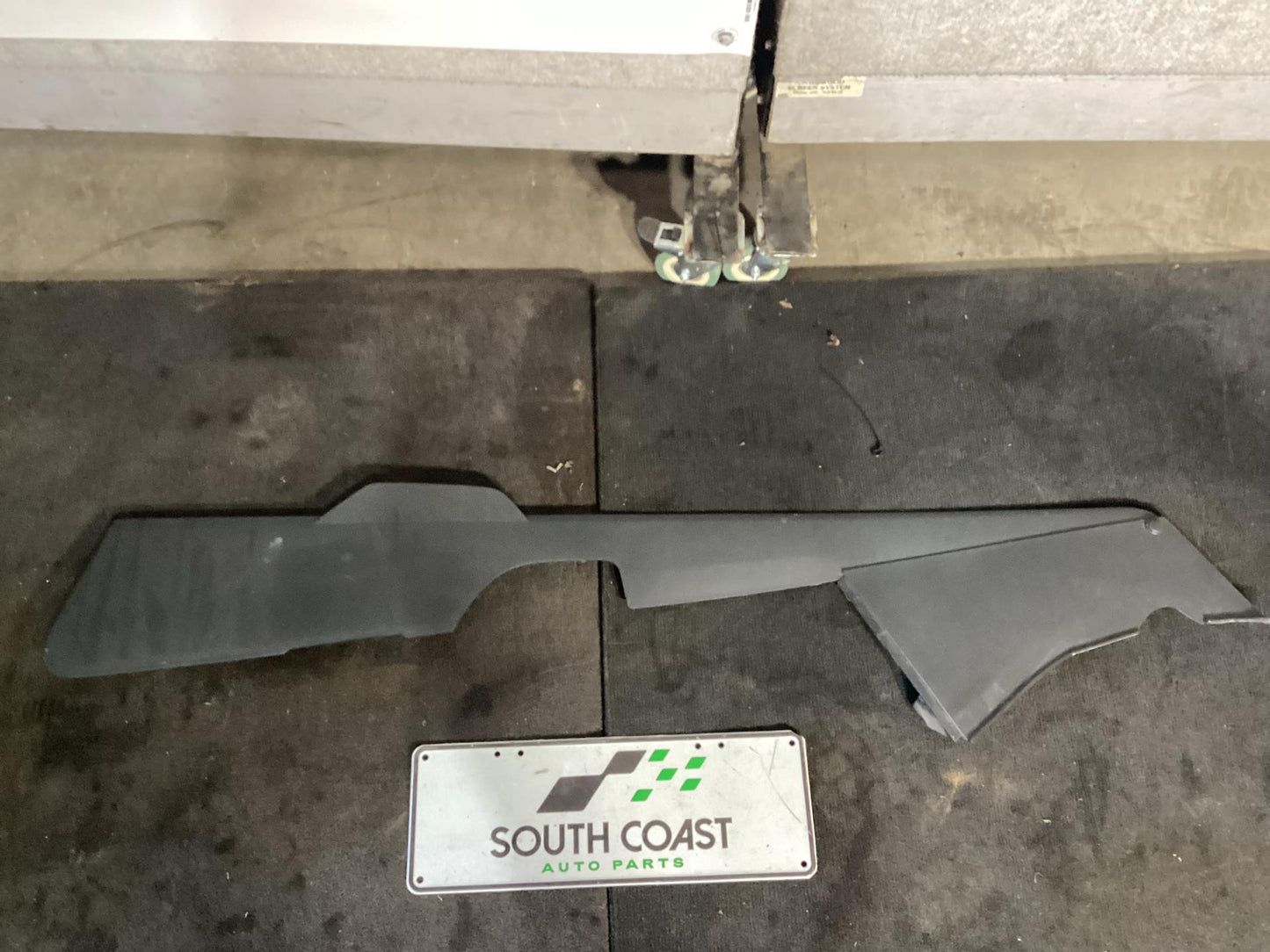 Holden Commodore   Left Centre Console Side Trim 92260954