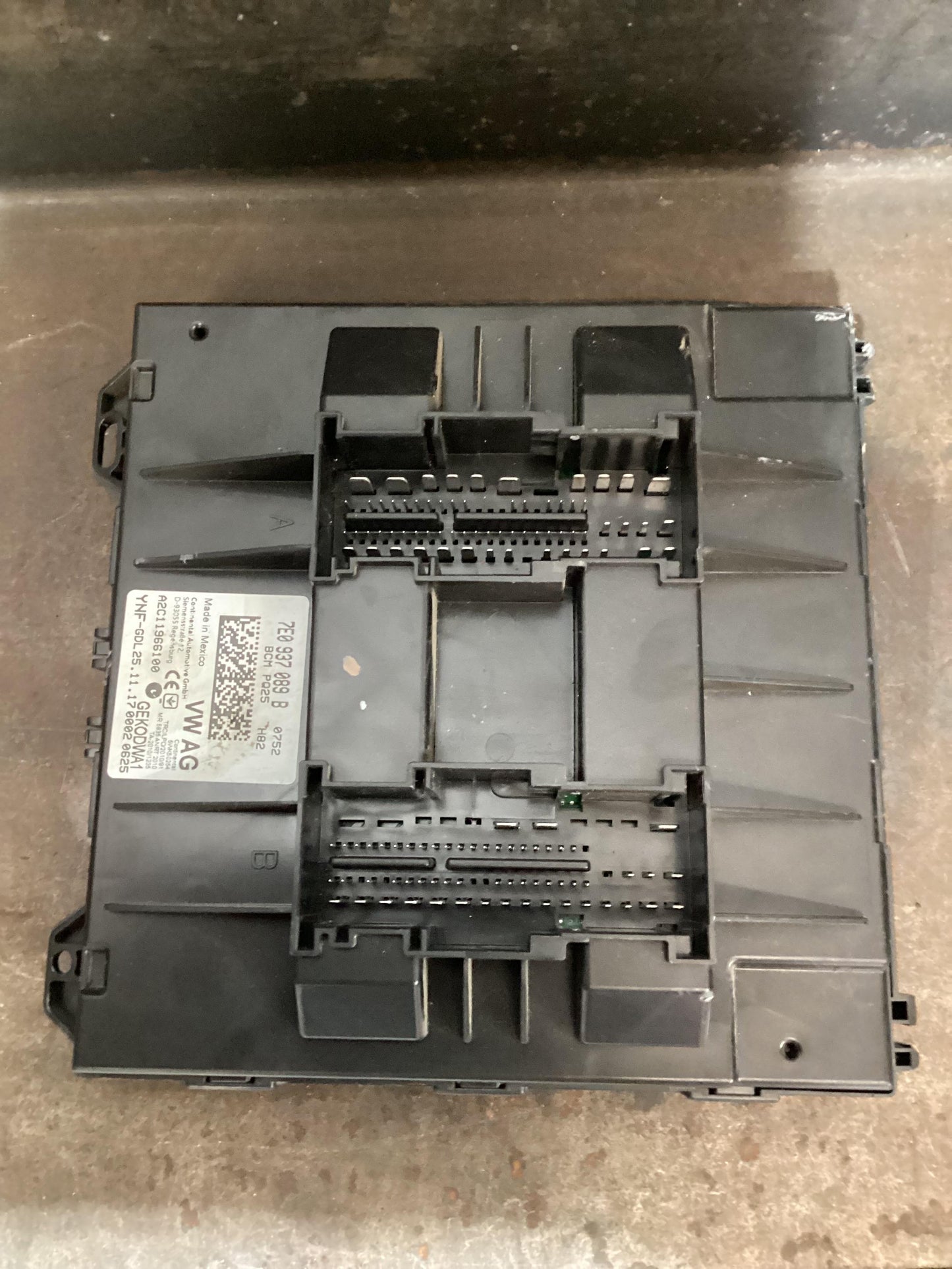 Volkswagen Amarok   BCM Kit 7E0937089B