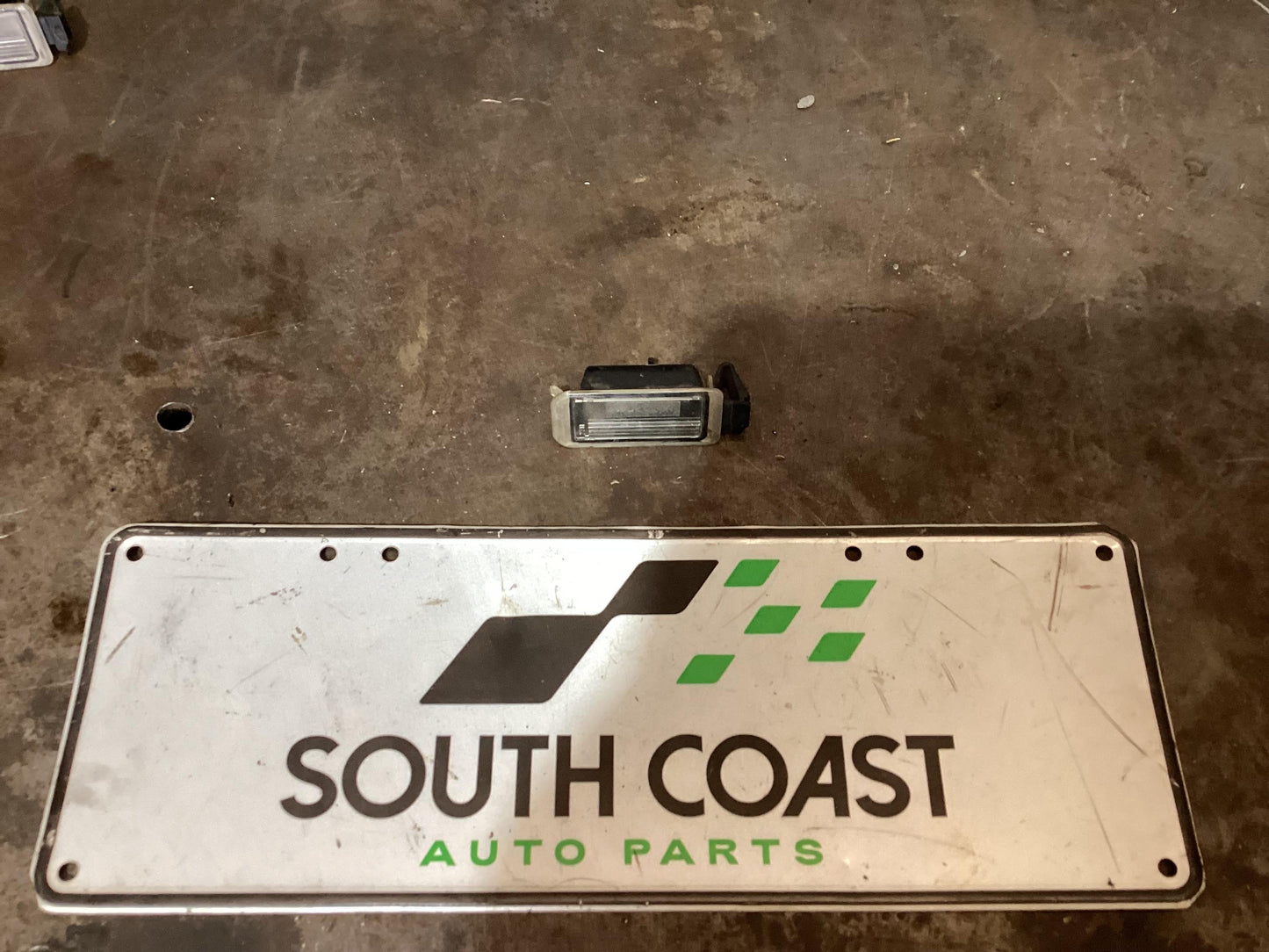 Holden Commodore VU 6H8VUK80F2L904753 Number Plate Lamp