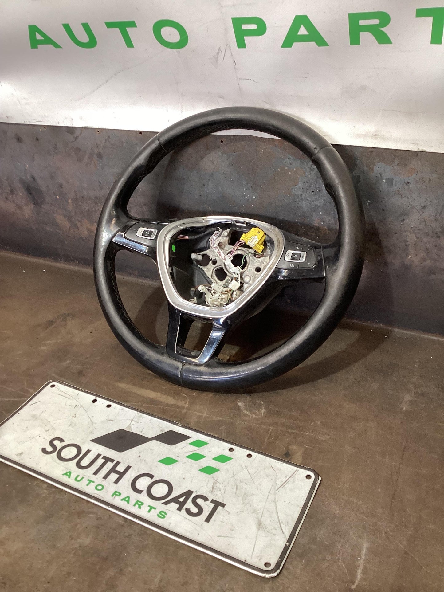 Volkswagen Amarok   Steering Wheel 628024100A