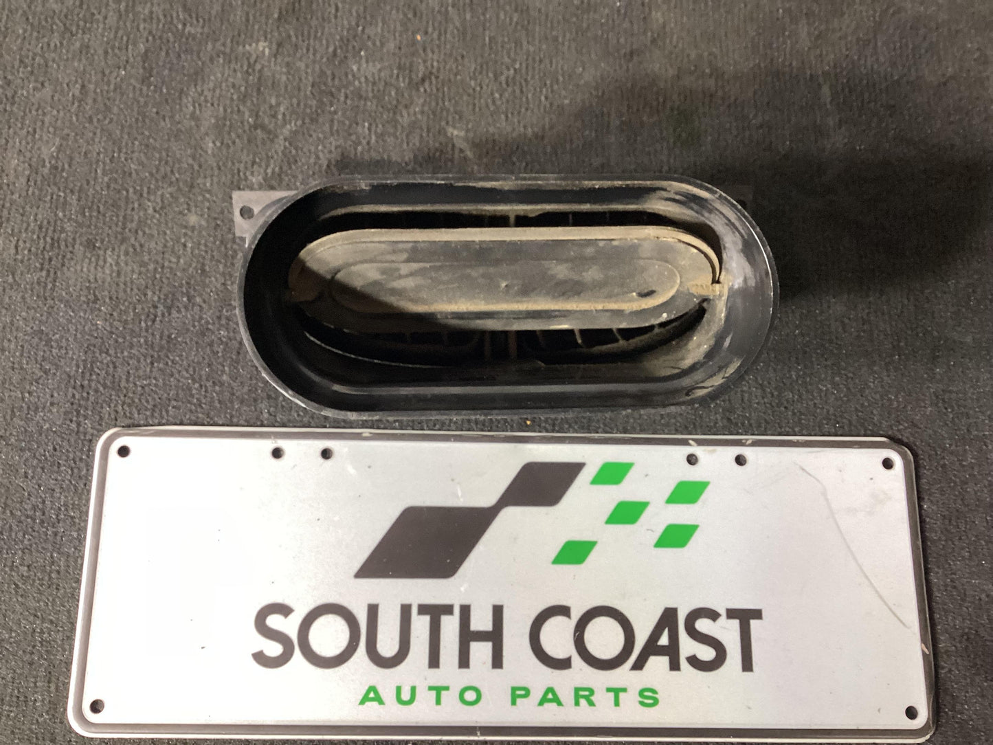 Holden Commodore VU  Dash Air Vent Centre 92047892