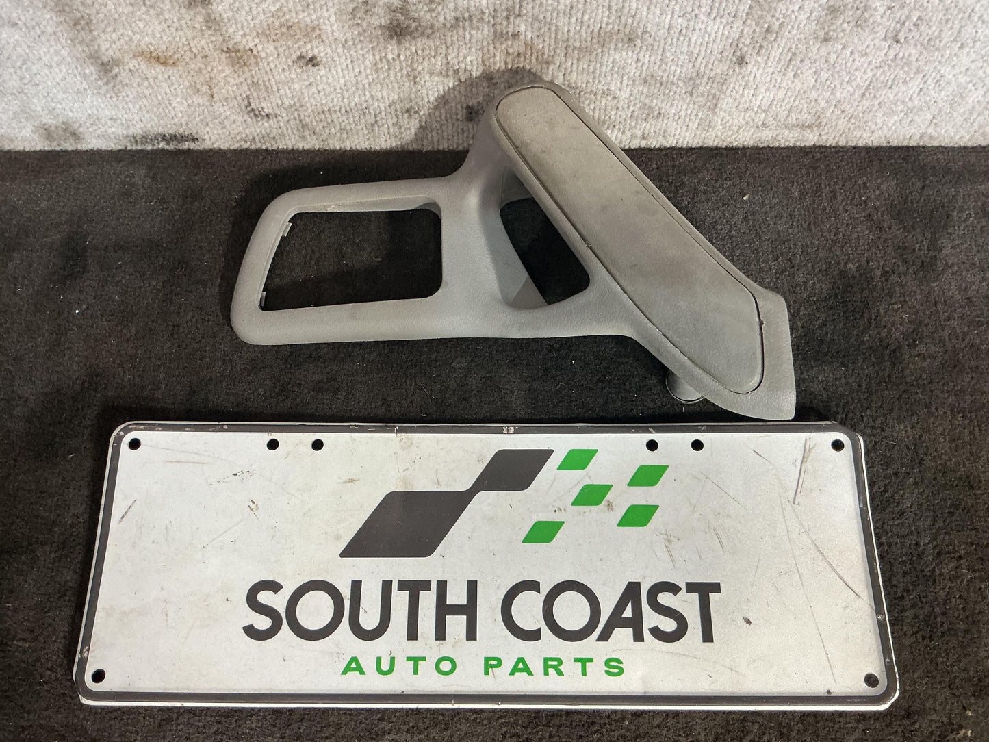 Holden Commodore VR 6H8VRK19HSL781543 Right Front Grab Handle 92028215