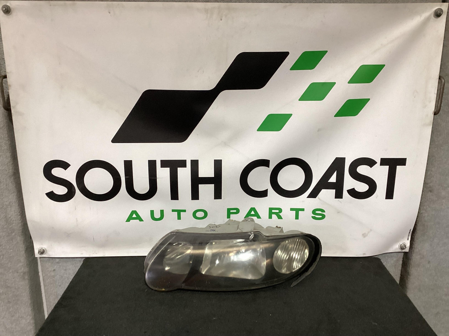 2001HoldenCommodoreLeft Headlight09241511
