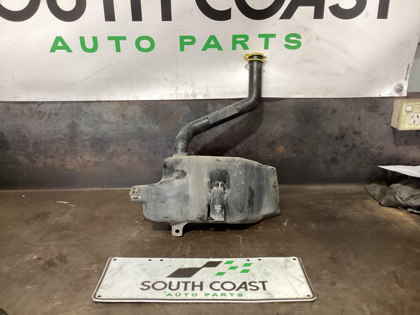 Holden Commodore VU 6H8VUK80F2L904753 Washer Bottle 062144053229