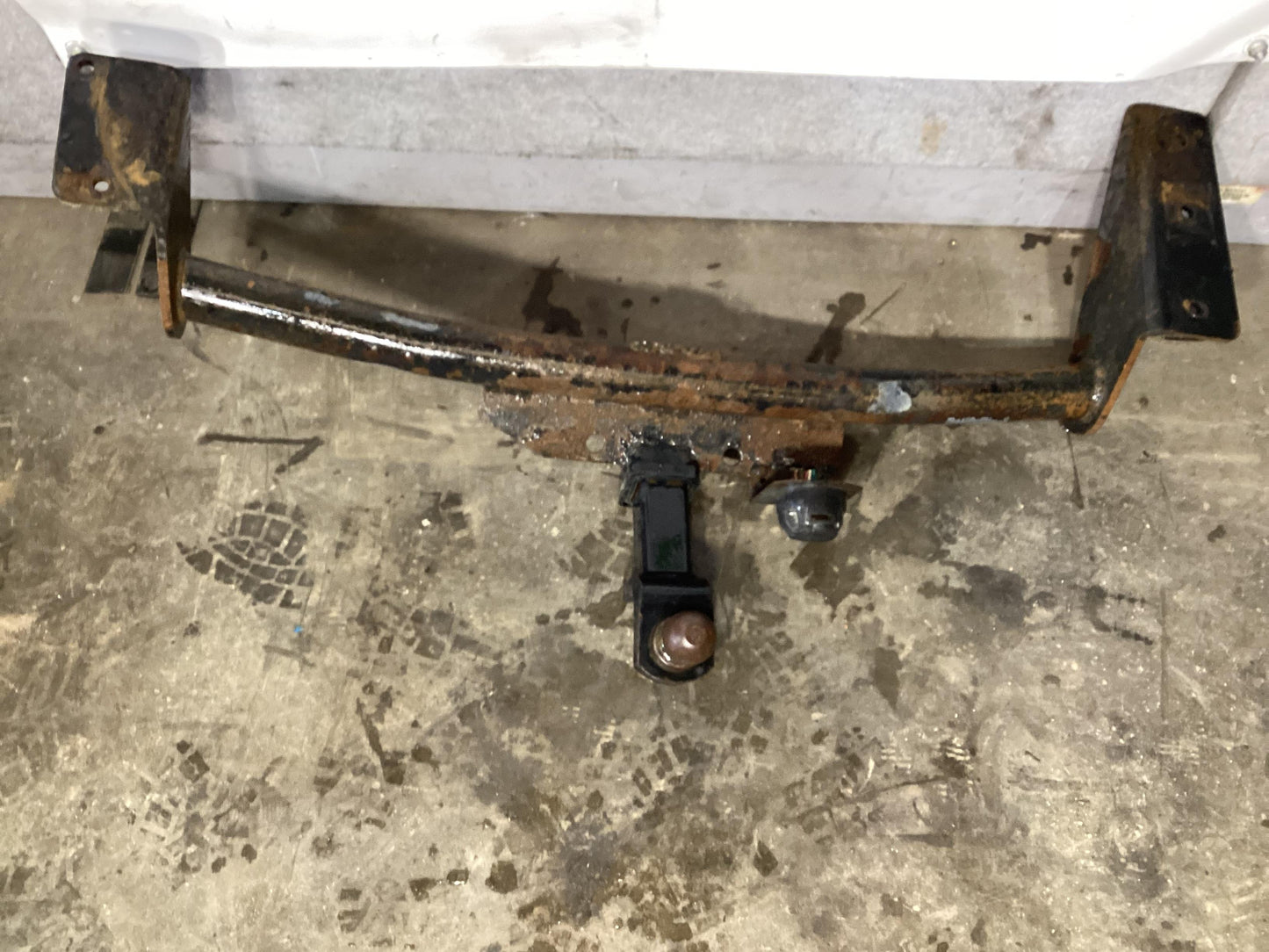 Holden Commodore VU  Towbar