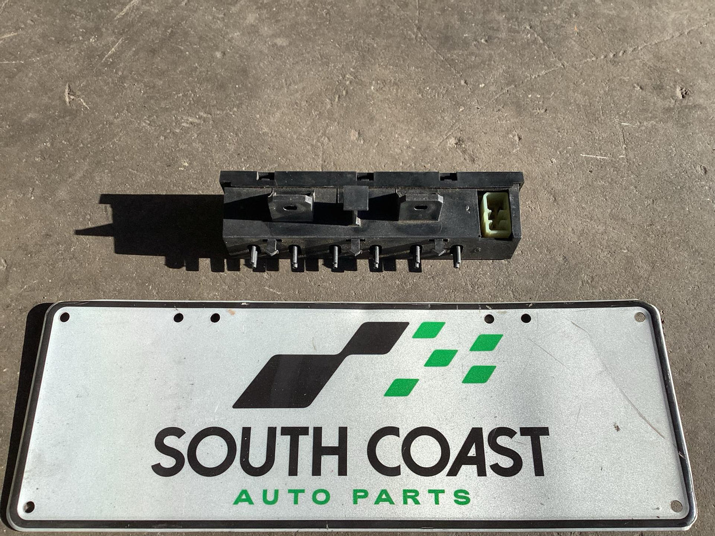 2002 - 2004 Holden Commodore VY 6G1YL54A94L196501 Climate Control Vacuum Block