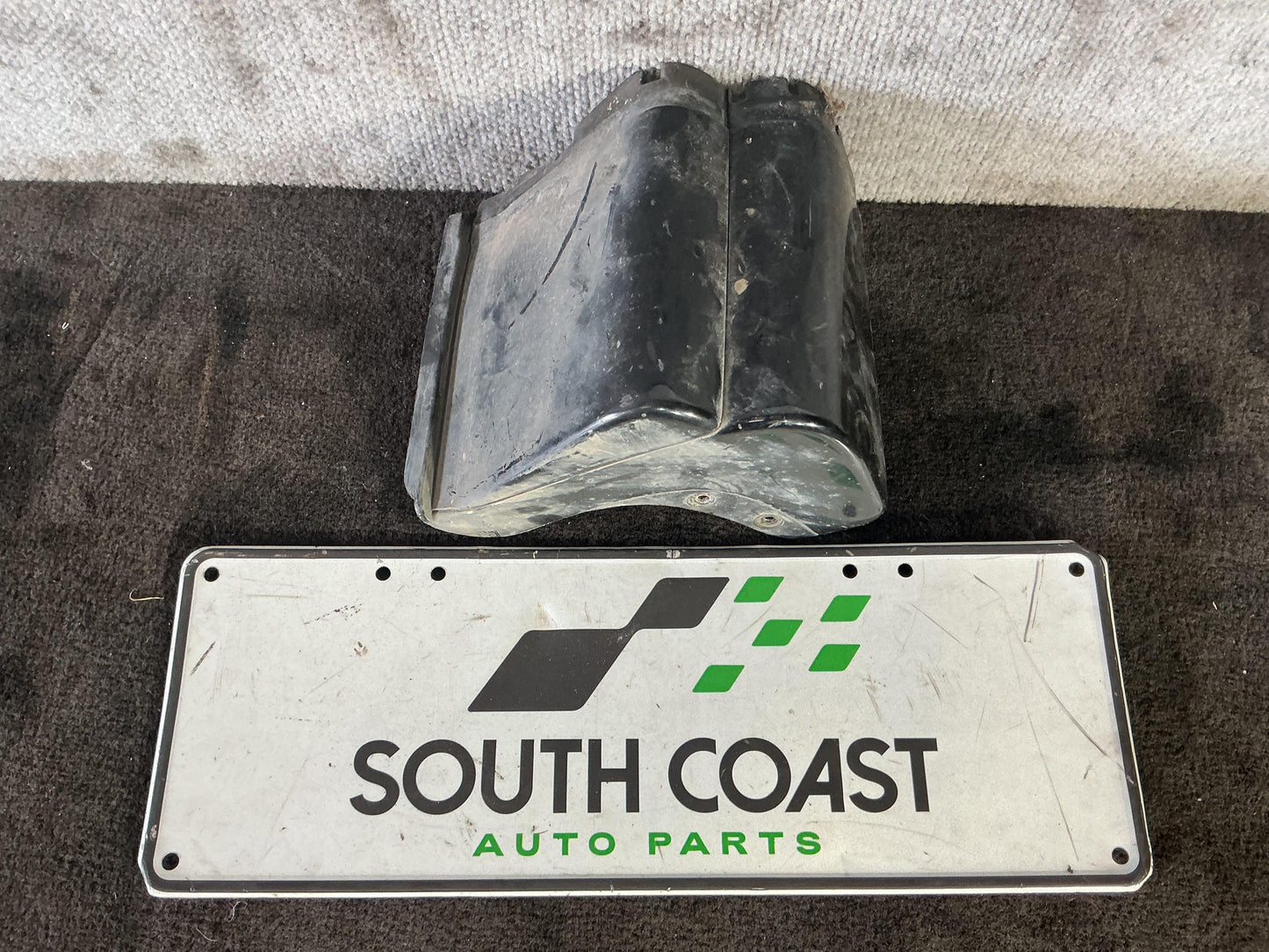 Holden Commodore VU 6H8VUK80F2L904753 Left Side Skirt End Cap 92078059