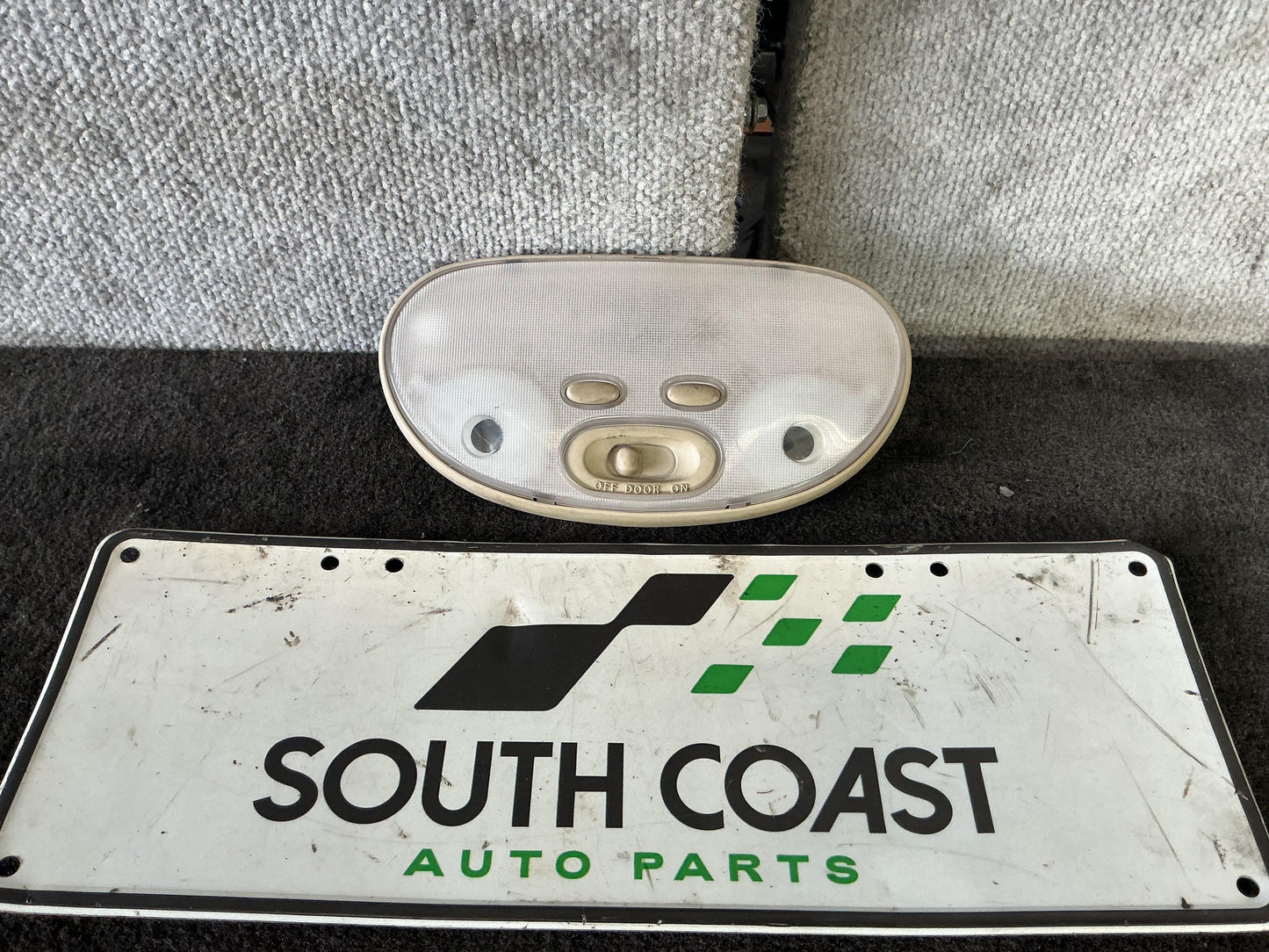 Holden Commodore VY  Courtesy Light 92050563