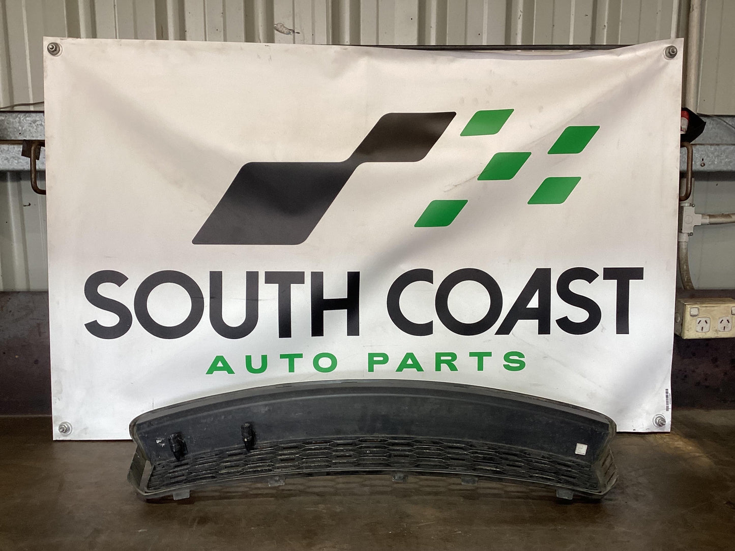 Holden Commodore   Lower Grille 92216433