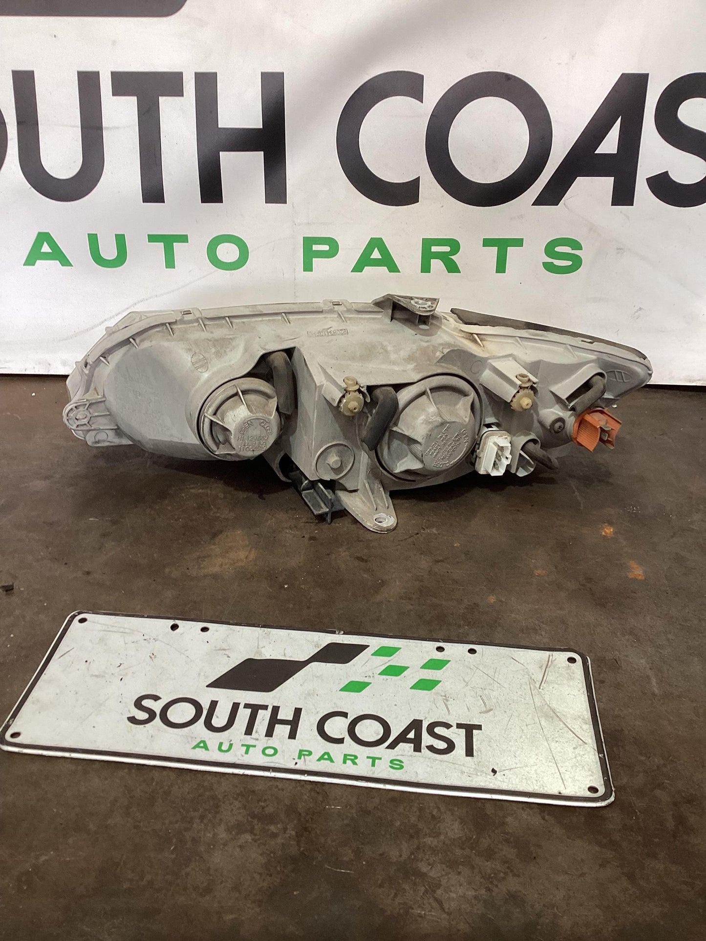 Holden Commodore VY  Right Headlight 92083410