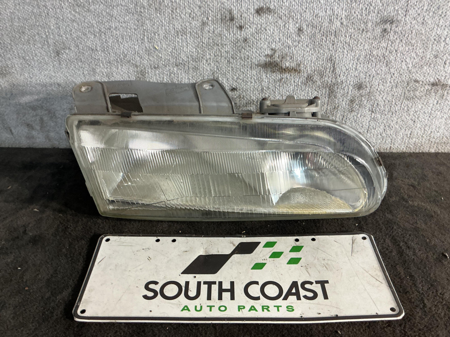 Holden Commodore VR 6H8VRK19HSL781543 Right Headlight 92048651