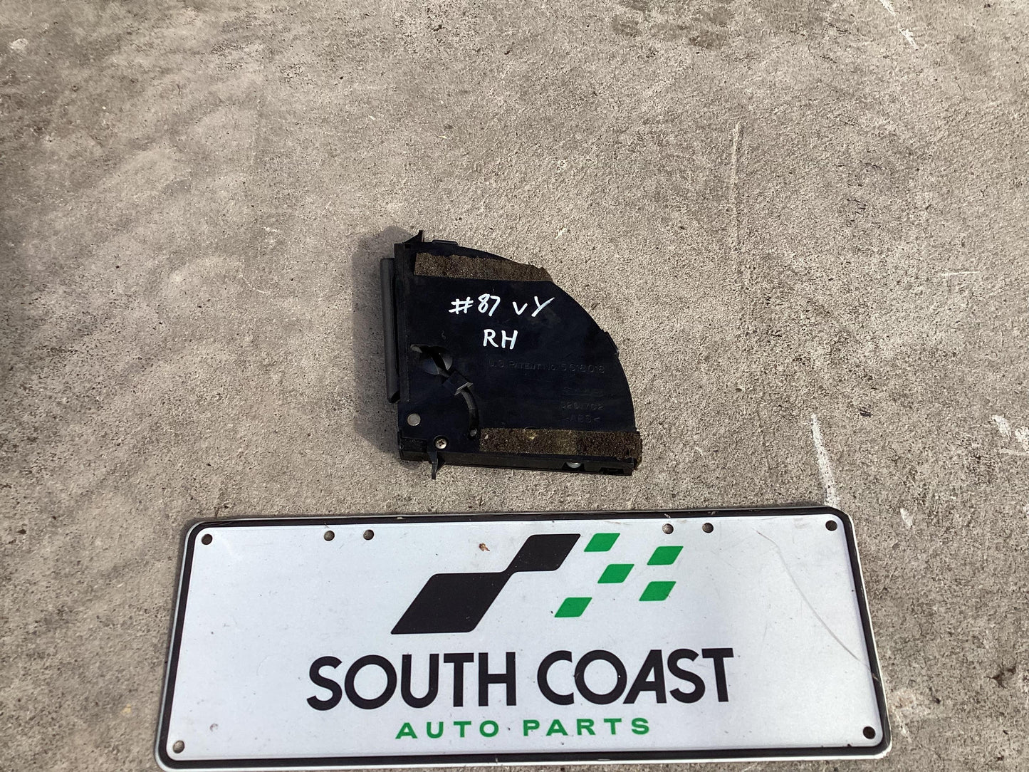 2002 - 2004 Holden Commodore VY 6G1YL54A94L196501 Right Front Cup Holder 5618018