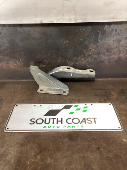 Volkswagen Amarok   Right Bonnet Hinge 2H0823302A