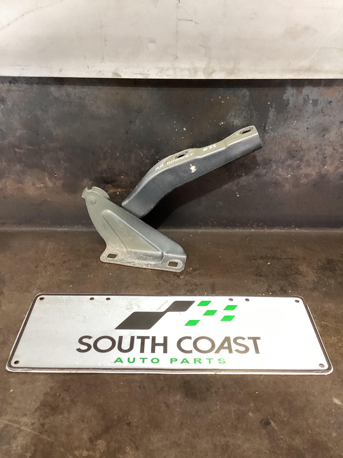 Volkswagen Amarok   Right Bonnet Hinge 2H0823302A