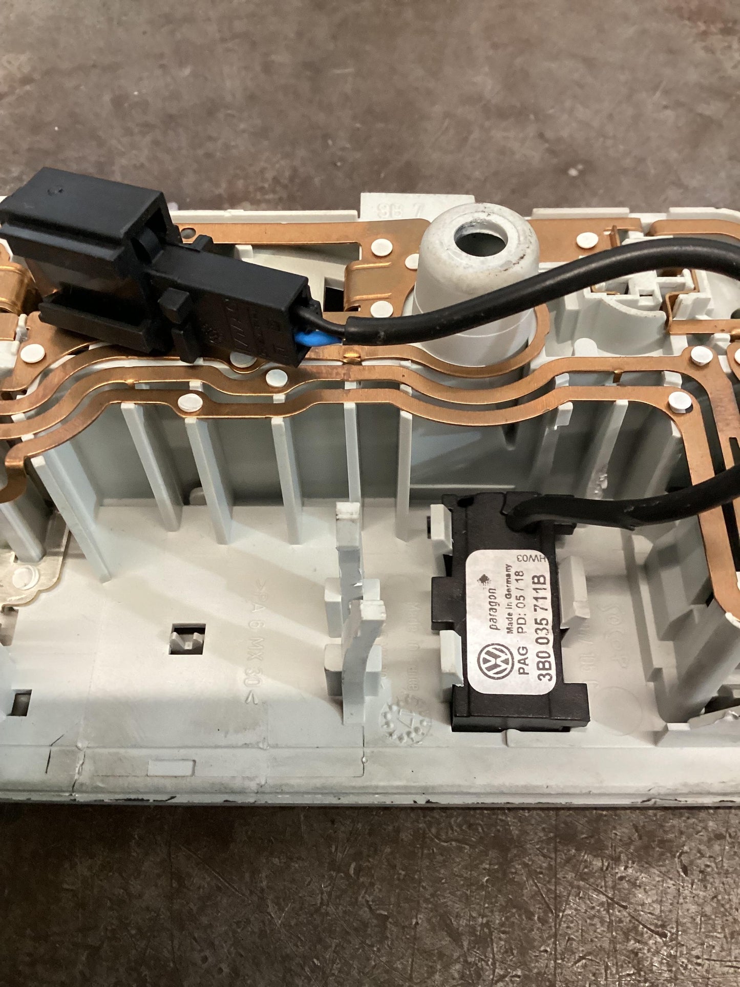 Volkswagen Amarok   Interior Light 3B0035711B