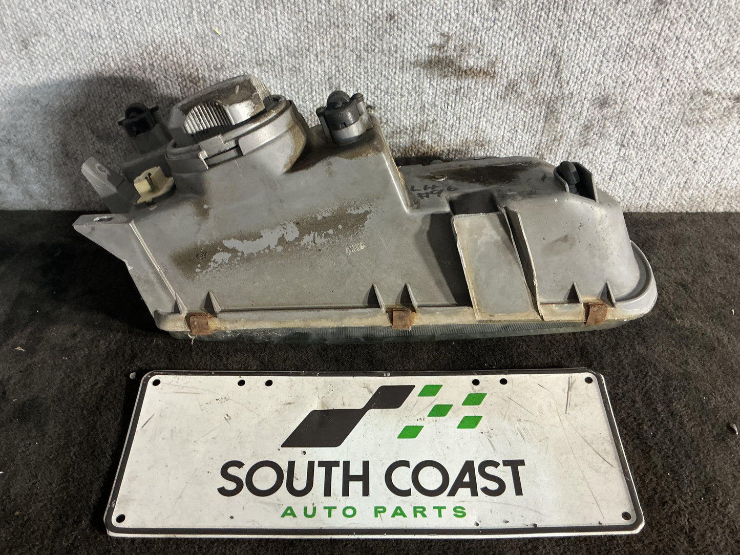 Holden Commodore VR 6H8VRK19HSL781543 Left Headlight 92048652