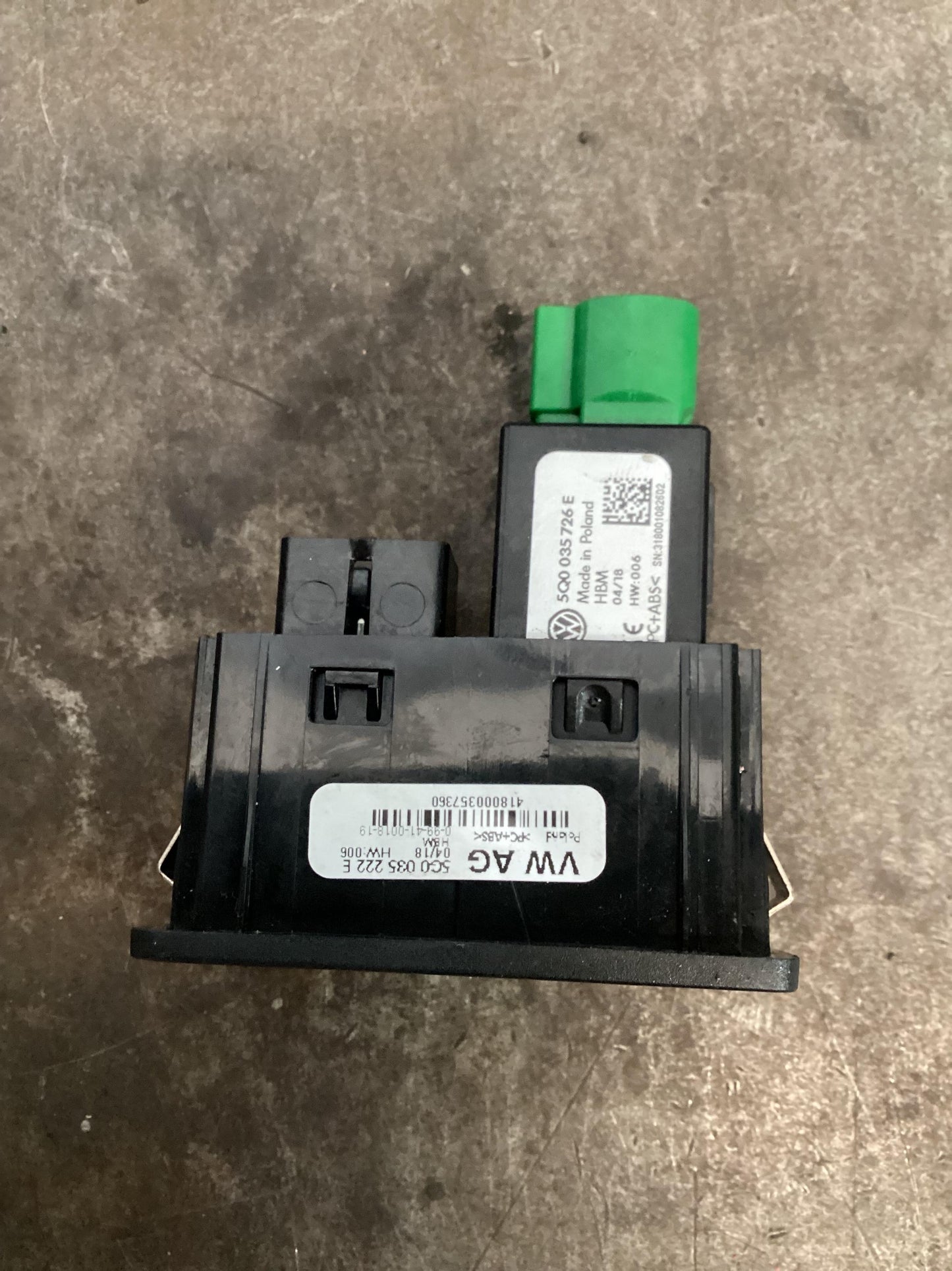 Volkswagen Amarok   Media Connection Socket 5H0035222