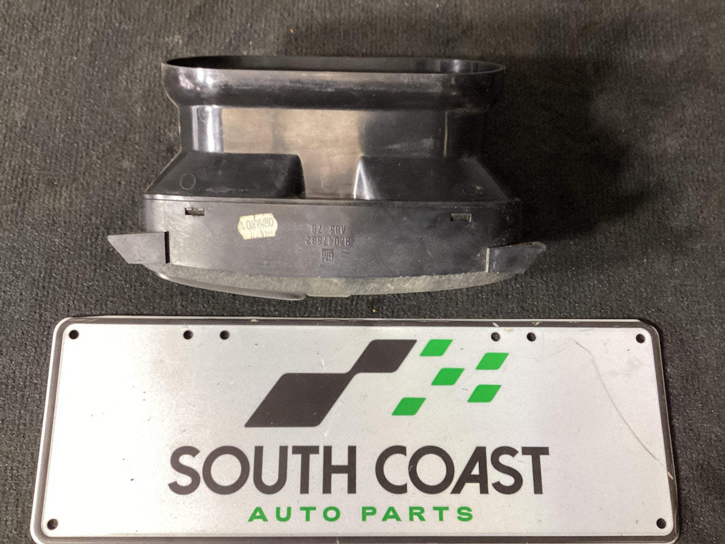 Holden Commodore VU  Dash Air Vent Centre 92047892