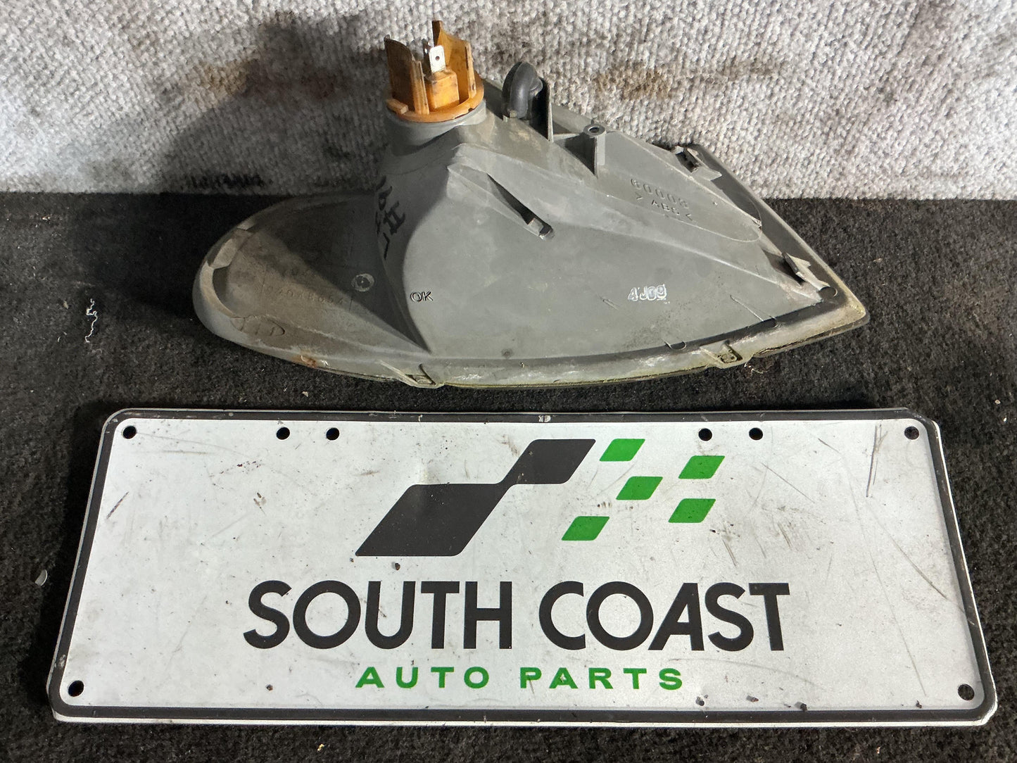 Holden Commodore VR 6H8VRK19HSL781543 Left Indicator 92048654