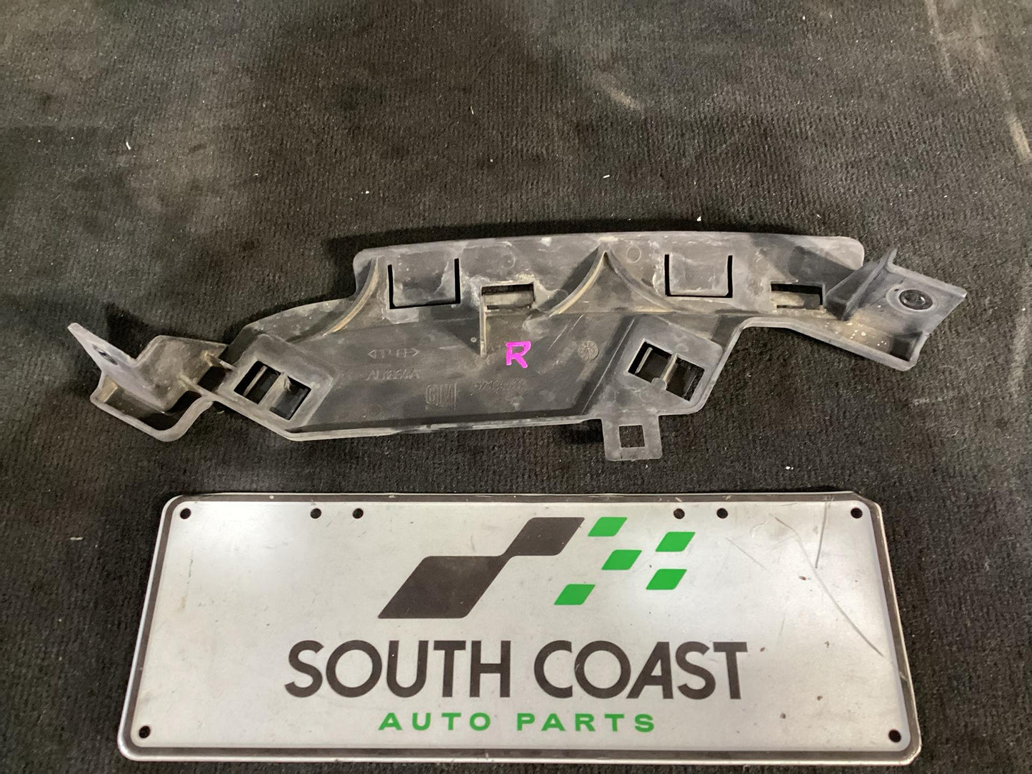 Holden Commodore   Right Front Bumper Bracket 92164518