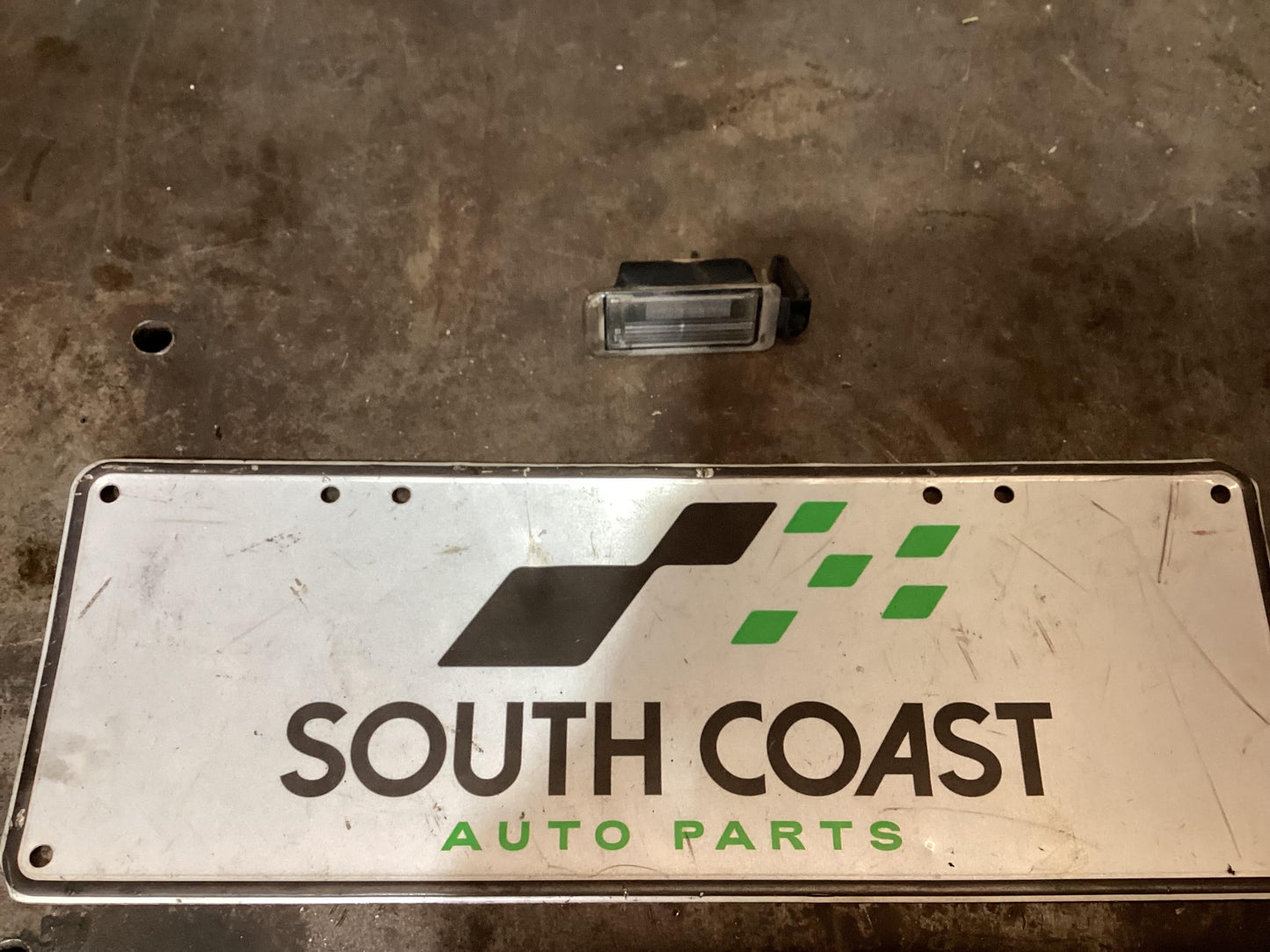 Holden Commodore VU 6H8VUK80F2L904753 Number Plate Lamp