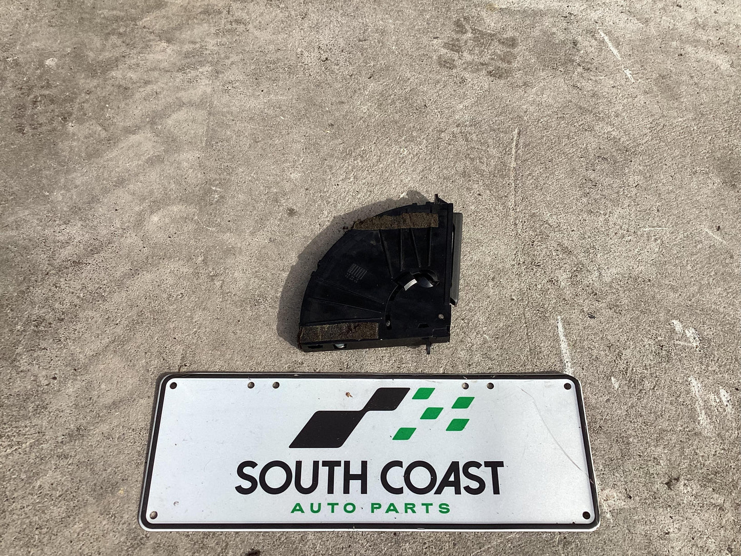 2002 - 2004 Holden Commodore VY 6G1YL54A94L196501 Right Front Cup Holder 5618018