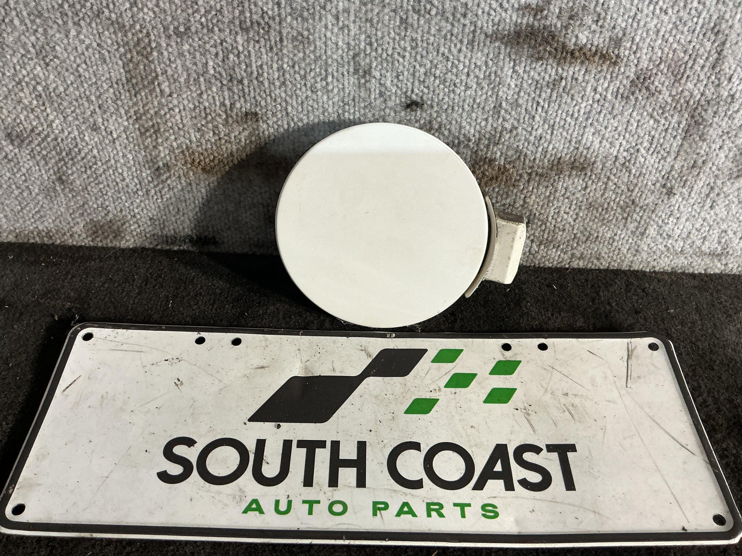 Holden Commodore VR 6H8VRK19HSL781543 Fuel Filler Door 92029517