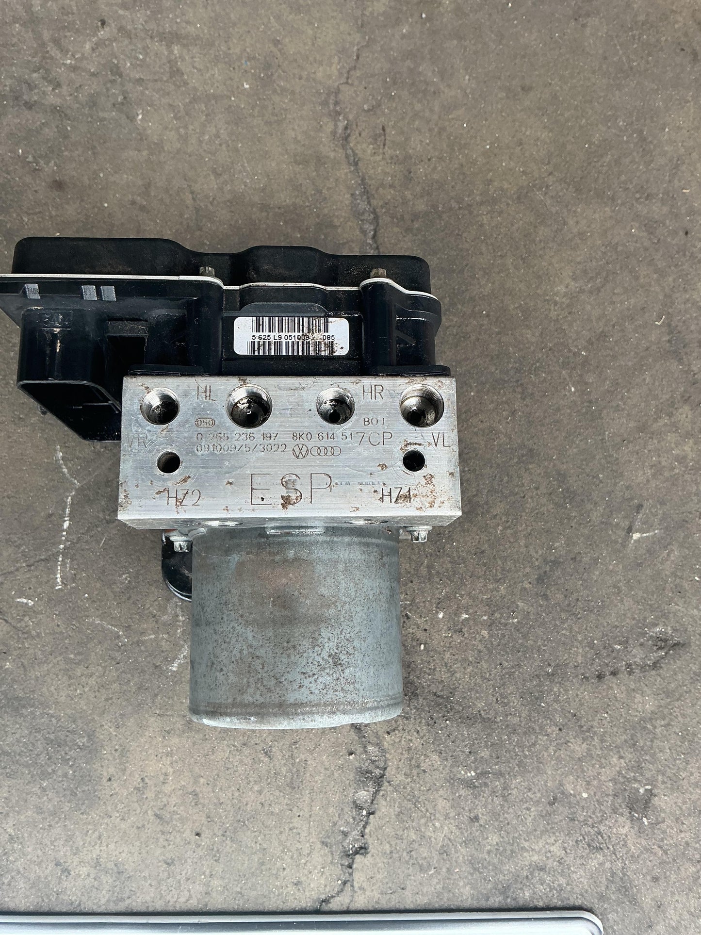 Audi A4 B8 WAUZZ8K9AA071441 ABS Pump/Modulator 0265236197