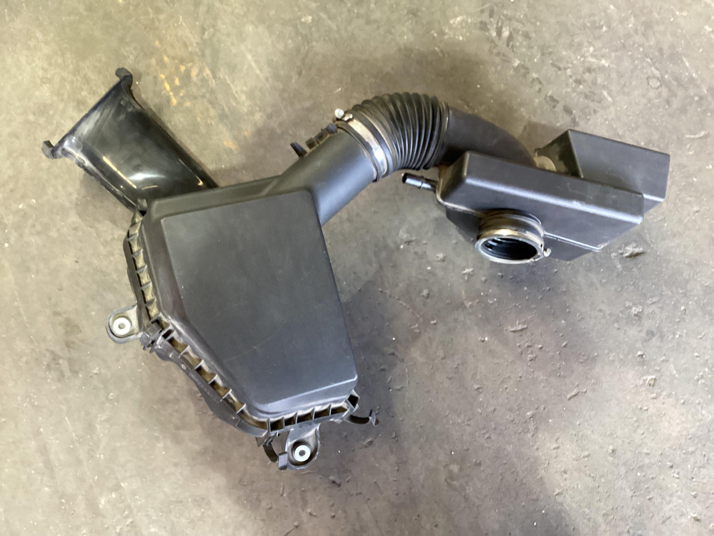 2015 Holden Calais VF  Air Filter Box 9224821