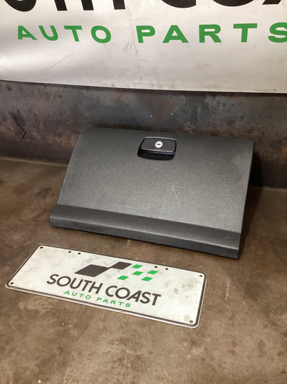Volkswagen Amarok   Glove Box