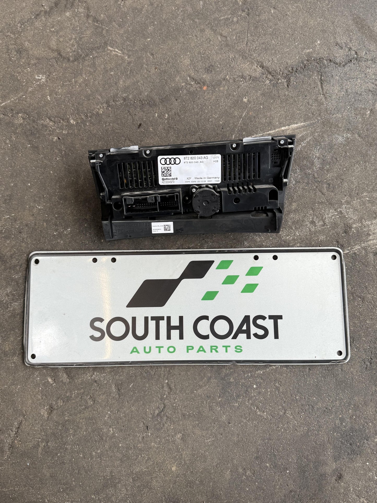 Audi A4 B8 WAUZZ8K9AA071441 Climate Controller 8T2820043AG