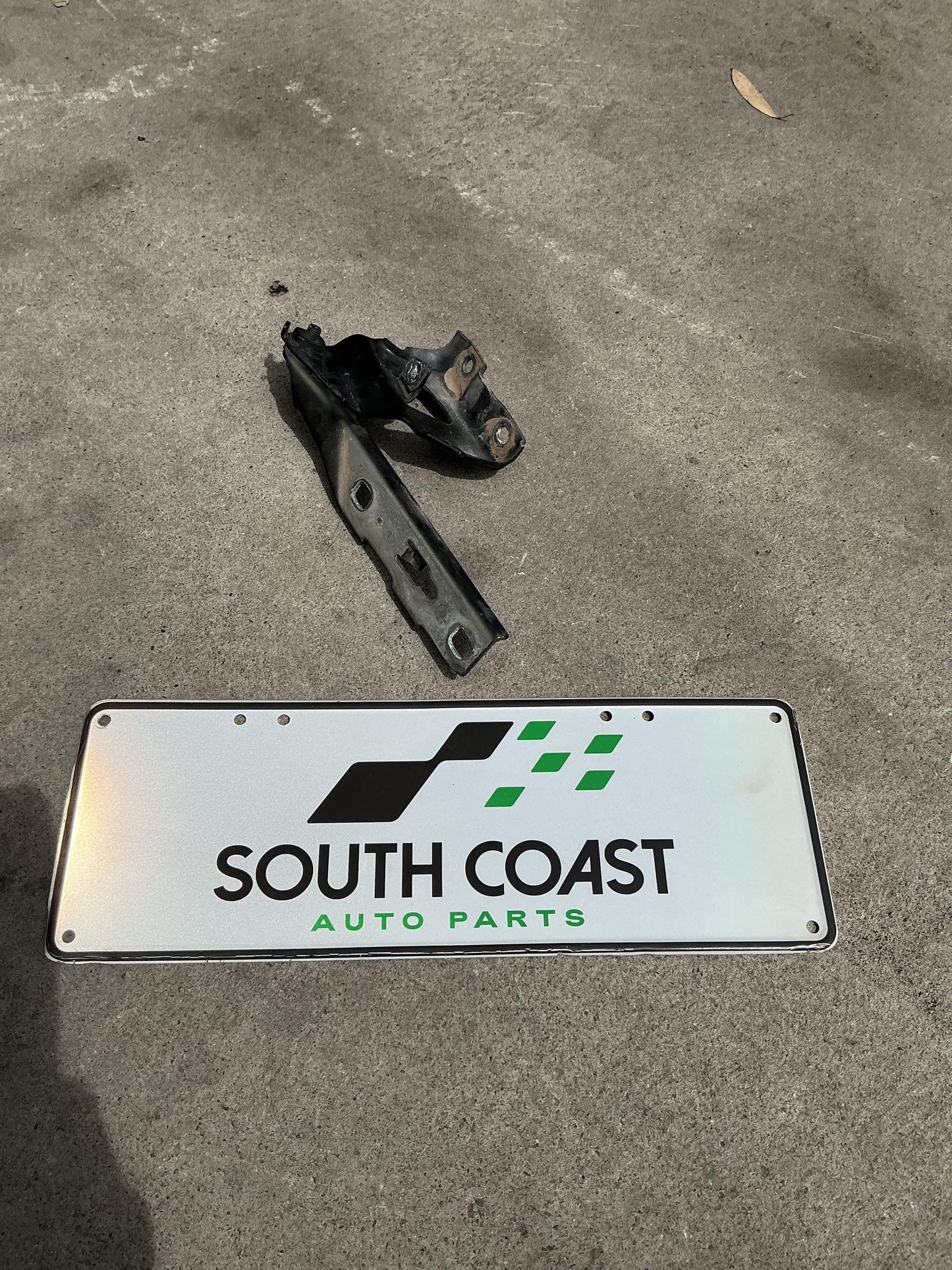 Audi A4 B8 WAUZZ8K9AA071441 Left Bonnet Hinge 8K0823301D